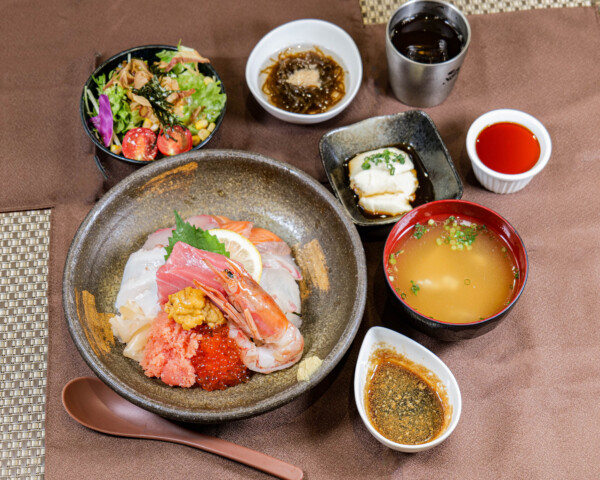 海宝丼定食　2,000円（税込2,200円）