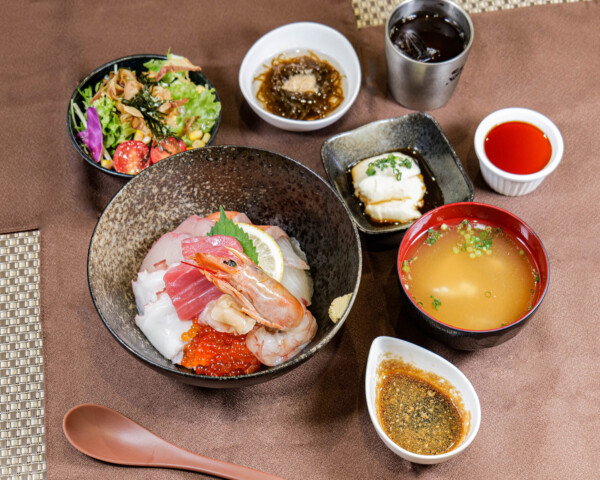 海鮮丼定食定食　1,400円（税込1,540円）